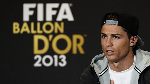 Cristiano Ronaldo z Portugalska na vyhlášení Zlatého míče za rok 2013. Cristiano Ronaldo z Portugalska na vyhlášení Zlatého míče za rok 2013.