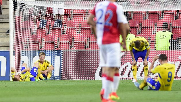 Zklamaní hráči Zlína po vyrovnávacím gólu Slavie. Zklamaní hráči Zlína po vyrovnávacím gólu Slavie.