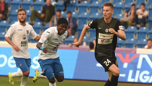 Slovenský záložník Ján Greguš (vpravo) z Jablonce je v zápase 7. kola Synot ligy stíhán Francisem Narhem z Baníku Ostrava. Slovenský záložník Ján Greguš (vpravo) z Jablonce je v zápase 7. kola Synot ligy stíhán Francisem Narhem z Baníku Ostrava.