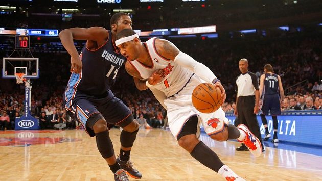 Ani 32 bodů Carmela Anthonyho (vpravo) neodvrátilo třetí prohru New Yorku Knicks. Ani 32 bodů Carmela Anthonyho (vpravo) neodvrátilo třetí prohru New Yorku Knicks.