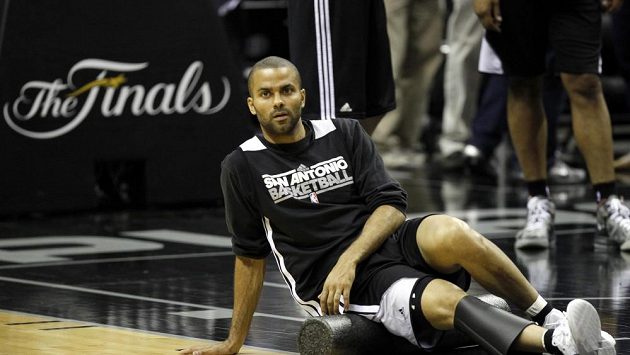 Tony Parker na speciálním masážním válci. Tony Parker na speciálním masážním válci.