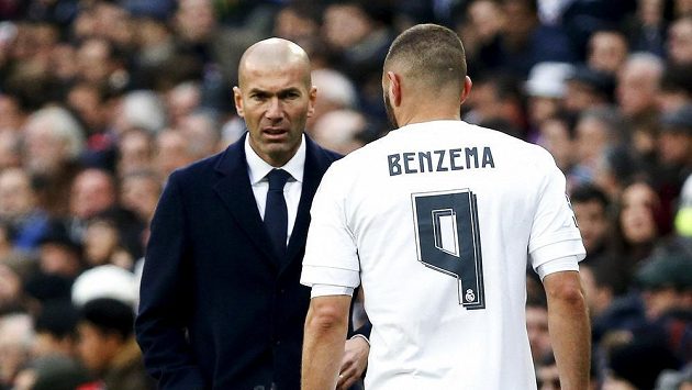 Kouč Realu Madrid Zinedine Zidane a zraněný Karim Benzema. Kouč Realu Madrid Zinedine Zidane a zraněný Karim Benzema.
