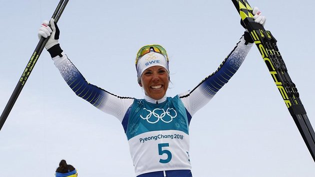 Charlotte Kallaová slaví první lyžařskou medaili na letošní olympiádě. Charlotte Kallaová slaví první lyžařskou medaili na letošní olympiádě.