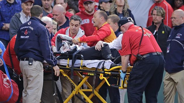 Záchranáři ošetřují ženu, která utrpěla zranění hlavy následkem nárazu odlomeného kusu baseballové pálky. K incidentu došlo v utkání MLB Bostonu s Oaklandem. Záchranáři ošetřují ženu, která utrpěla zranění hlavy následkem nárazu odlomeného kusu baseballové pálky. K incidentu došlo v utkání MLB Bostonu s Oaklandem.