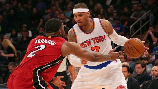 Carmelo Anthony (7) z New York Knicks se snaží přejít přes Joea Johnsona (2) z Miami. Carmelo Anthony (7) z New York Knicks se snaží přejít přes Joea Johnsona (2) z Miami.