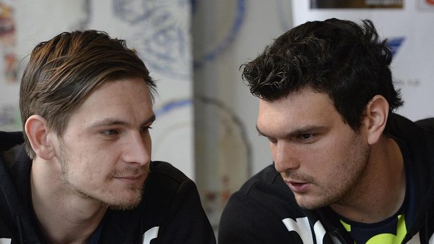 Hráči Dukly Tomáš Petržala (vpravo) a Milan Kotrč na tiskové konferenci před semifinále Vyzývacího poháru. Hráči Dukly Tomáš Petržala (vpravo) a Milan Kotrč na tiskové konferenci před semifinále Vyzývacího poháru.