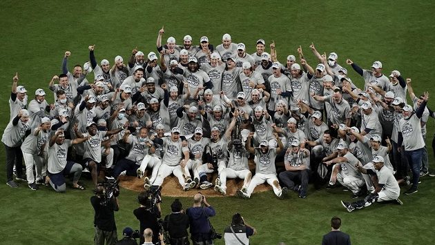 Baseballisté Tampy Bay Rays pózují po vítězství nad Houstonem v semifinále play off mlb a postupu do finále Světové série. Baseballisté Tampy Bay Rays pózují po vítězství nad Houstonem v semifinále play off mlb a postupu do finále Světové série.