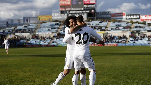Talentovaný útočník Jesé z Realu Madrid slaví trefu do sítě Getafe se spoluhráčem Marcelem. Talentovaný útočník Jesé z Realu Madrid slaví trefu do sítě Getafe se spoluhráčem Marcelem.