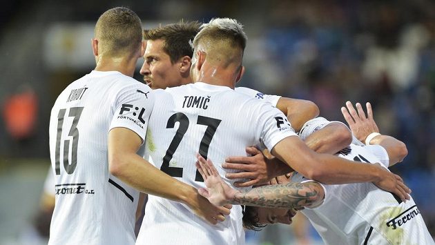 Fotbalisté Slovácka se radují. Fotbalisté Slovácka se radují.
