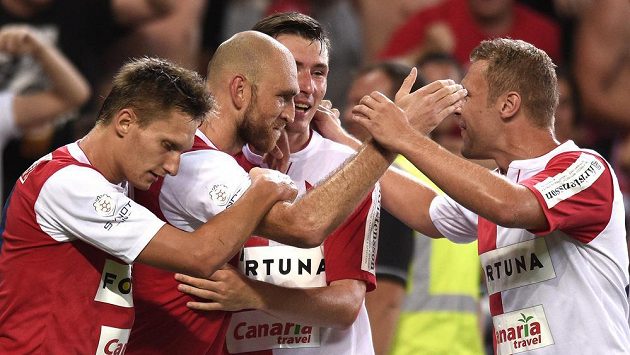 Kapitán pražské Slavie Martin Latka (druhý zleva) oslavuje se spoluhráči gól. Kapitán pražské Slavie Martin Latka (druhý zleva) oslavuje se spoluhráči gól.