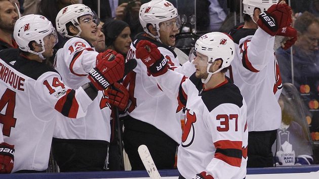 Útočník Pavel Zacha z New Jersey Devils slaví se spoluhráči gól, který vstřelil v utkání NHL do sítě Toronta Maple Leafs. V utkání se trefil hned dvakrát. Útočník Pavel Zacha z New Jersey Devils slaví se spoluhráči gól, který vstřelil v utkání NHL do sítě Toronta Maple Leafs. V utkání se trefil hned dvakrát.