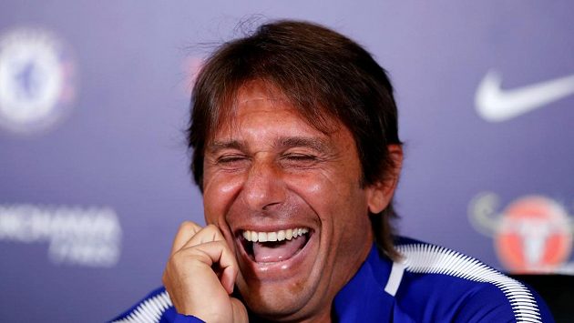 Rozesmátý kouč Chelsea Antonio Conte na tiskové konferenci. Rozesmátý kouč Chelsea Antonio Conte na tiskové konferenci.