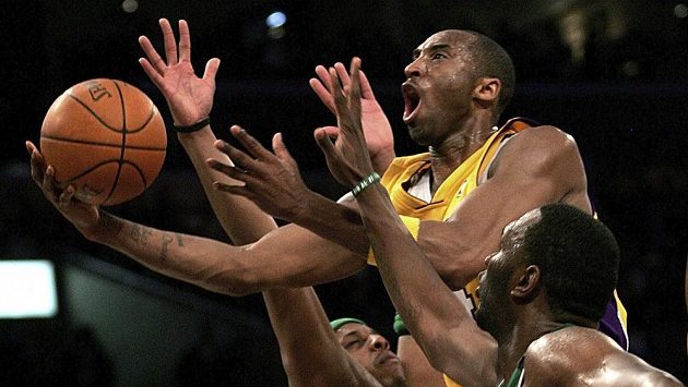 Kobe Bryant na fotografii z roku 2007 během utkání proti Bostonu Celtics. Kobe Bryant na fotografii z roku 2007 během utkání proti Bostonu Celtics.