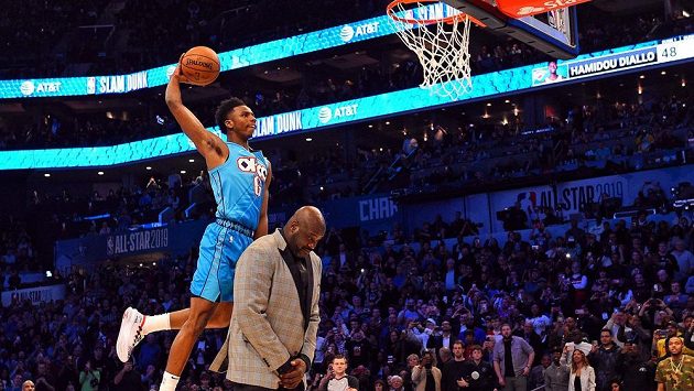 Hamidou Diallo smečuje přes Shaquillea O'Neala. Hamidou Diallo smečuje přes Shaquillea O'Neala.