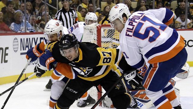 Hvězda Pittsburghu i celé NHL Sidney Crosby bojuje s přesilou hráčů New York Islanders. Hvězda Pittsburghu i celé NHL Sidney Crosby bojuje s přesilou hráčů New York Islanders.