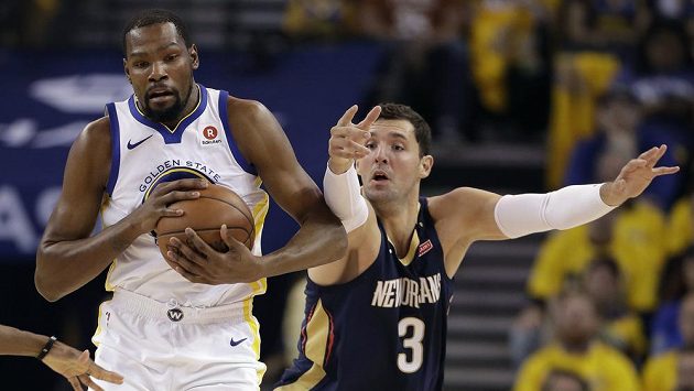 Basketbalista Golden State Warriors Kevin Durant (vlevo) se podílel na výhře nad New Orleans Pelicans 24 body. Basketbalista Golden State Warriors Kevin Durant (vlevo) se podílel na výhře nad New Orleans Pelicans 24 body.