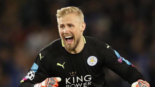 Brankář Leicesteru City Kasper Schmeichel jásá po gólu spoluhráče Wes Morgana proti Seville. Brankář Leicesteru City Kasper Schmeichel jásá po gólu spoluhráče Wes Morgana proti Seville.