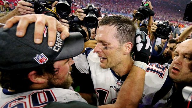 Quarterback New England Patriots Tom Brady slaví s Davidem Andrewsem triumf v Super Bowlu. Quarterback New England Patriots Tom Brady slaví s Davidem Andrewsem triumf v Super Bowlu.