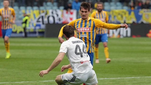 Jaroslav Svozil z Opavy ve žlutomodrém se pokouší o zakončení. Jaroslav Svozil z Opavy ve žlutomodrém se pokouší o zakončení.