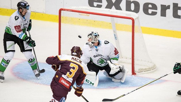 Radoslav Macík z Jihlavy překonává brankáře Mladé Boleslavi Brandona Maxwella - archivní snímek. Radoslav Macík z Jihlavy překonává brankáře Mladé Boleslavi Brandona Maxwella - archivní snímek.