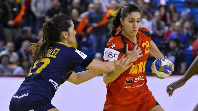 Lara Gonzalezová ze Španělska (vlevo) brání Danielu Elenu Babeanovou z Rumunska. Lara Gonzalezová ze Španělska (vlevo) brání Danielu Elenu Babeanovou z Rumunska.
