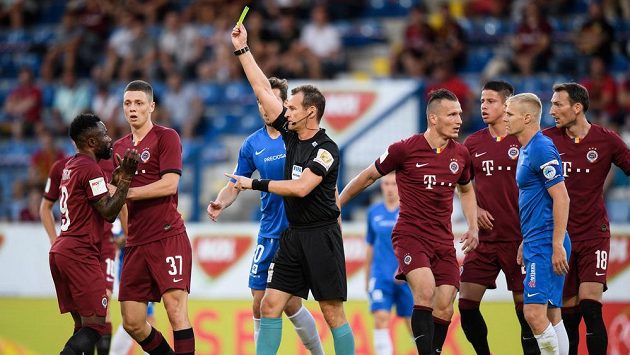 Žádný z sudích Fortuna ligy nemá pozitivní test na koronavir. Uprostřed na fotografii rozhodčí Pavel Královec. Žádný z sudích Fortuna ligy nemá pozitivní test na koronavir. Uprostřed na fotografii rozhodčí Pavel Královec.
