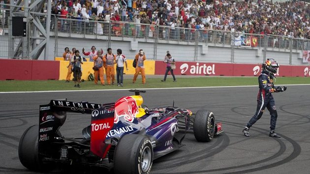 Sebastian Vettel vygumoval fanouškům do asfaltu vítězná kola. Sebastian Vettel vygumoval fanouškům do asfaltu vítězná kola.