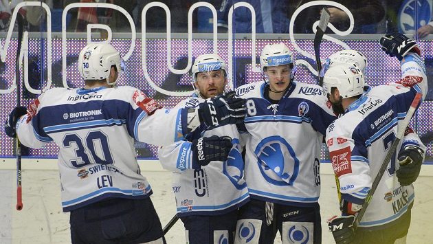 Hráči Plzně se radují z gólu ve vítkovické síti během utkání předkolo play off hokejové extraligy. Hráči Plzně se radují z gólu ve vítkovické síti během utkání předkolo play off hokejové extraligy.