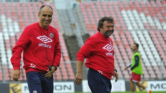 Nový trenér brněnských fotbalistů Václav Kotal na tréninku před utkáním 8. kola první ligy Dukla Praha - Zbrojovka Brno. Vpravo je odvolaný kouč Ludevít Grmela. Nový trenér brněnských fotbalistů Václav Kotal na tréninku před utkáním 8. kola první ligy Dukla Praha - Zbrojovka Brno. Vpravo je odvolaný kouč Ludevít Grmela.