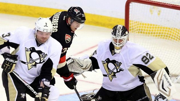 Brankář Pittsburghu Tomáš Vokoun (vpravo) v utkání s Ottawou. Brankář Pittsburghu Tomáš Vokoun (vpravo) v utkání s Ottawou.