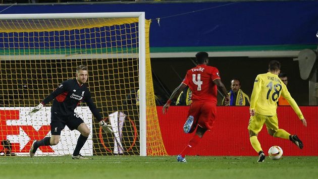 Záložník Villarrealu Denis Suárez (vpravo) nahrává na vítězný gól zápasu. Vlevo jsou brankář Liverpoolu Simon Mignolet a obránce Kolo Touré. Záložník Villarrealu Denis Suárez (vpravo) nahrává na vítězný gól zápasu. Vlevo jsou brankář Liverpoolu Simon Mignolet a obránce Kolo Touré.