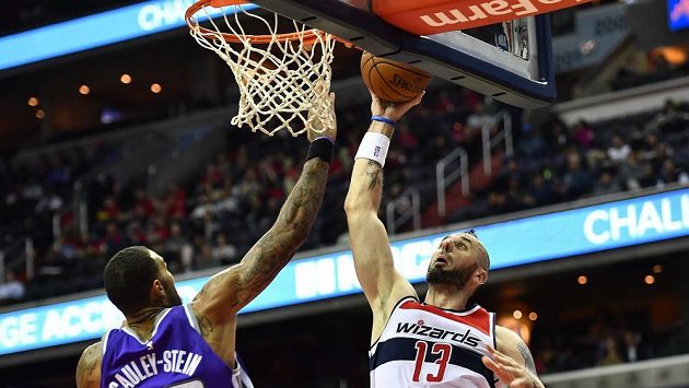 Marcin Gortat (13) z Washingtonu smečuje přes Willieho Cauley-Steina (00) ze Sacramenta. Marcin Gortat (13) z Washingtonu smečuje přes Willieho Cauley-Steina (00) ze Sacramenta.