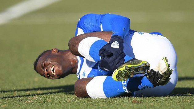 Útočník Brescie Mario Balotelli se v italské lize znovu stal terčem rasistických nadávek. Útočník Brescie Mario Balotelli se v italské lize znovu stal terčem rasistických nadávek.