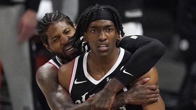 Křídlo LA Clippers Terance Mann (vpředu) a hvězda celku Paul George během šestého zápasu druhého kola play off NBA proti Utahu. Křídlo LA Clippers Terance Mann (vpředu) a hvězda celku Paul George během šestého zápasu druhého kola play off NBA proti Utahu.