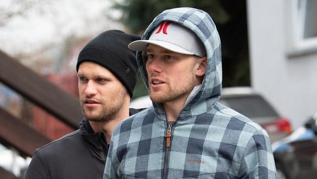 Hokejisté Michal Jordán (vlevo) a Jiří Sekáč přicházejí na sraz hokejové reprezentace. Hokejisté Michal Jordán (vlevo) a Jiří Sekáč přicházejí na sraz hokejové reprezentace.