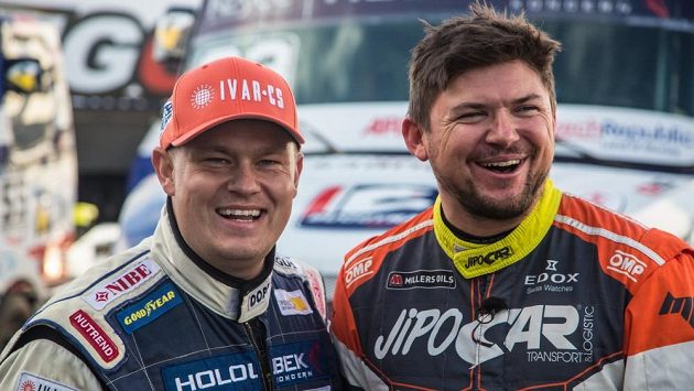Zleva Adam Lacko a Martin Prokop na mosteckém autodromu. Zleva Adam Lacko a Martin Prokop na mosteckém autodromu.