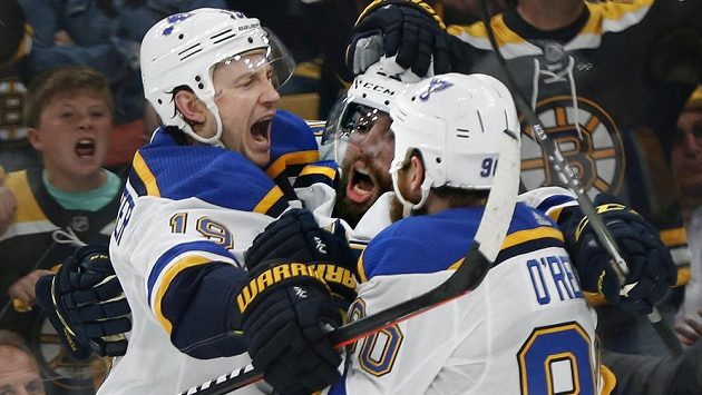 Radost hráčů St. Louis. Uprostřed autor gólu David Perron, na snímku jsou dále Jay Bouwmeester (vlevo) a Ryan O'Reilly. Radost hráčů St. Louis. Uprostřed autor gólu David Perron, na snímku jsou dále Jay Bouwmeester (vlevo) a Ryan O'Reilly.