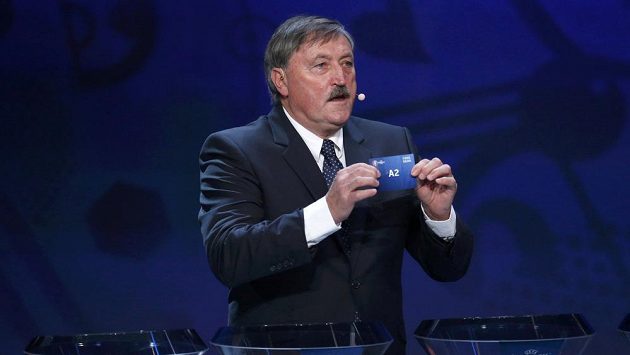 Česká fotbalová legenda Antonín Panenka při slavnostním losu EURO 2016. Česká fotbalová legenda Antonín Panenka při slavnostním losu EURO 2016.
