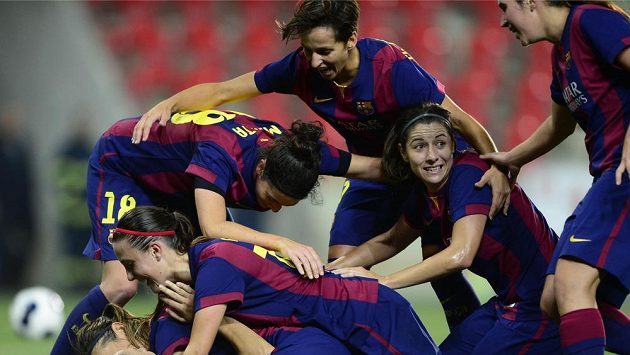 Fotbalistky Barcelony se v Lize mistrů radují z gólu proti pražské Slavii. Fotbalistky Barcelony se v Lize mistrů radují z gólu proti pražské Slavii.