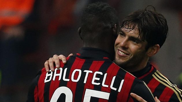 Fotbalista AC Milán Kaká (vpravo) slaví se spoluhráčem Mariem Balotellim gól proti Atalantě Bergamo. Fotbalista AC Milán Kaká (vpravo) slaví se spoluhráčem Mariem Balotellim gól proti Atalantě Bergamo.
