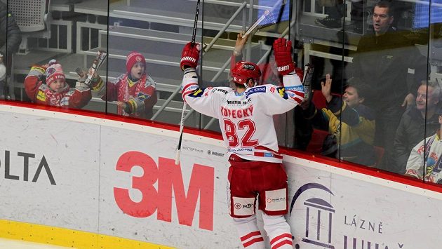 Třinecký útočník Tomáš Kopecký slaví gól proti Vítkovicím. Třinecký útočník Tomáš Kopecký slaví gól proti Vítkovicím.