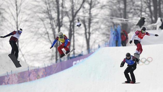 Český snowboardkrosař David Bakeš (vlevo). Zleva doprava dále Francouz Paul-Henri de Le Rue, Němec Paul Berg a Kanaďan Christopher Robanske. Český snowboardkrosař David Bakeš (vlevo). Zleva doprava dále Francouz Paul-Henri de Le Rue, Němec Paul Berg a Kanaďan Christopher Robanske.