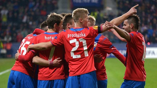 Fotbalisté Plzně se radují z gólu. Fotbalisté Plzně se radují z gólu.