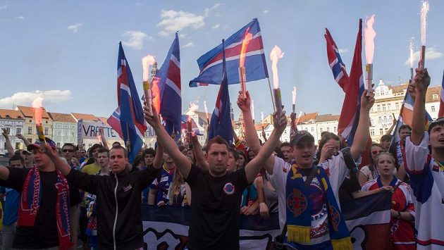 Hokejoví fanoušci českobudějovického klubu pochodovali centrem města s požadavkem zachování extraligy v Českých Budějovicích. Hokejoví fanoušci českobudějovického klubu pochodovali centrem města s požadavkem zachování extraligy v Českých Budějovicích.