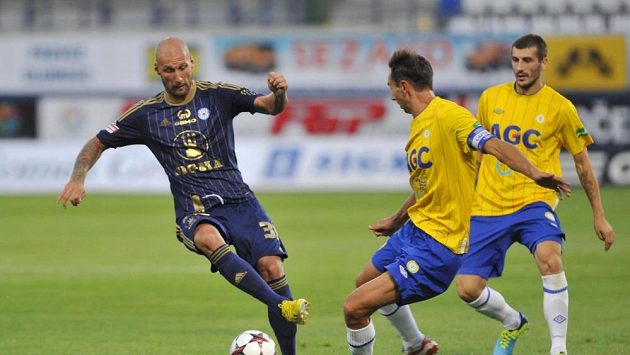 Snímek ze sobotního duelu, zleva Ivan Lietava z Olomouce a Milan Matula a Admir Ljevakovič z Teplic. Snímek ze sobotního duelu, zleva Ivan Lietava z Olomouce a Milan Matula a Admir Ljevakovič z Teplic.