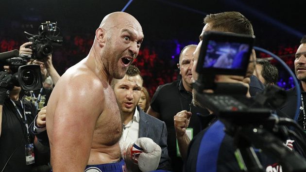 Britský boxer Tyson Fury po vítězství nad doposud neporaženým Němcem Schwarzem v Las Vegas. Britský boxer Tyson Fury po vítězství nad doposud neporaženým Němcem Schwarzem v Las Vegas.