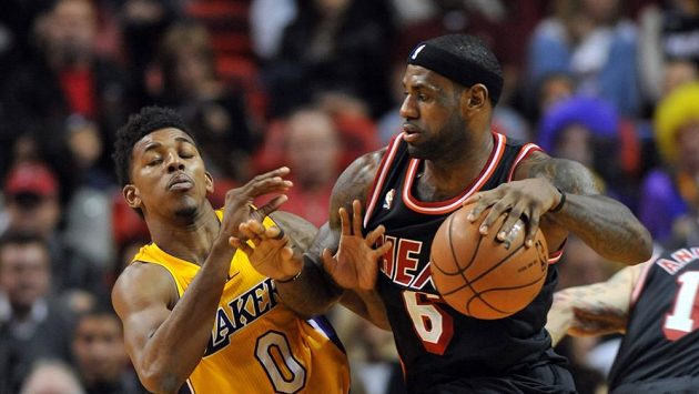 Největší hvězda Heat LeBron James (vpravo) ve čtvrtečním utkání s Lakers. Největší hvězda Heat LeBron James (vpravo) ve čtvrtečním utkání s Lakers.