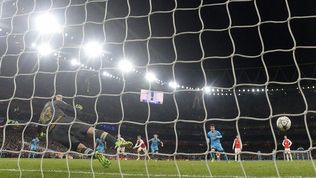 Lionel Messi střílí Petru Čechovi druhý gól z penalty, Barcelona vítězí nad Arsenalem 2:0. Lionel Messi střílí Petru Čechovi druhý gól z penalty, Barcelona vítězí nad Arsenalem 2:0.