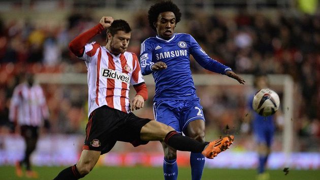 Obránce Sunderlandu Ondřej Čelůstka (vlevo) v souboji s Willianem z Chelsea ve čtvrtfinále Ligového poháru. Obránce Sunderlandu Ondřej Čelůstka (vlevo) v souboji s Willianem z Chelsea ve čtvrtfinále Ligového poháru.