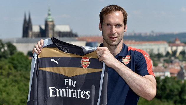 Brankář Petr Čech s dresem Arsenalu, kam přestoupil z Chelsea. Brankář Petr Čech s dresem Arsenalu, kam přestoupil z Chelsea.